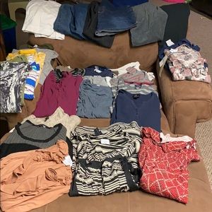 Maternity clothing lot